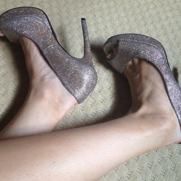 Express sequence open toe heels! Size 8 - Picture 3 of 4