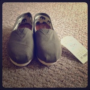 ✨Brand New✨ Olive 💙TOMS💙