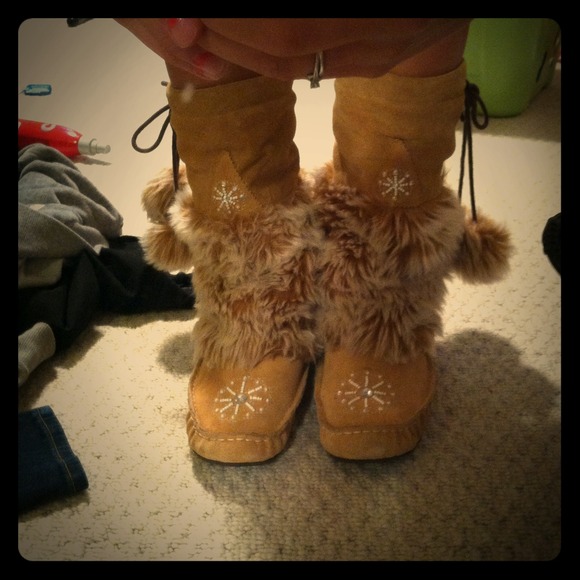 NWOT ESKIMO BOOTS! Furry