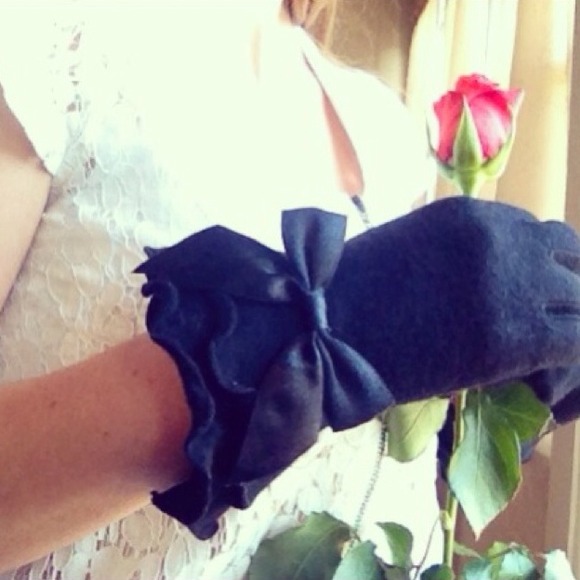 Accessories - HOST PICK 🎉🎀 Cute bow ruffle black gloves 🎀