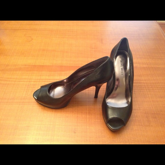 Like new Nine West peep toe pumps