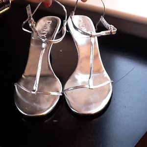 🚫🚫 SOLD 🚫🚫DKNY silver sandals.
