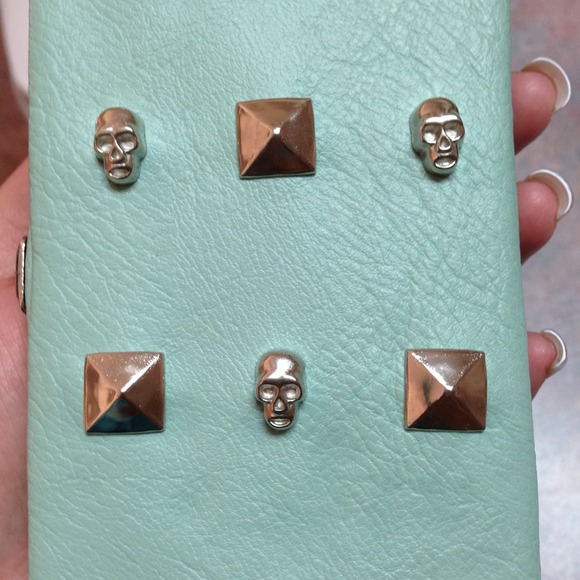 🔻REDUCED🔻Skull studded iPhone case wristlet - Picture 2 of 3