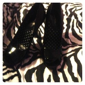 Open toes heels. Only wore once!