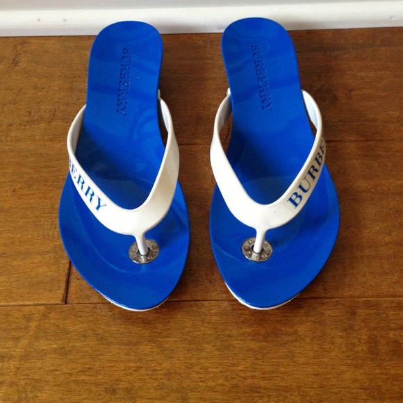 *SOLD* NWOT Burberry flip flops