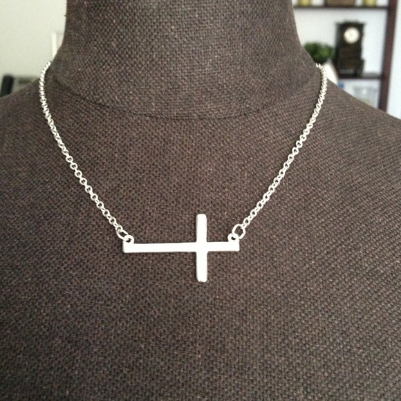 ❌SOLD❌New Silver Cross Necklace!