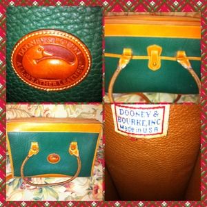 On hold vntg Dooney and Bourke green leather purse