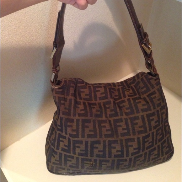 🚨🚨SOLD🚨🚨 AUTHENTIC VINTAGE FENDI SHOULDER - Picture 2 of 4
