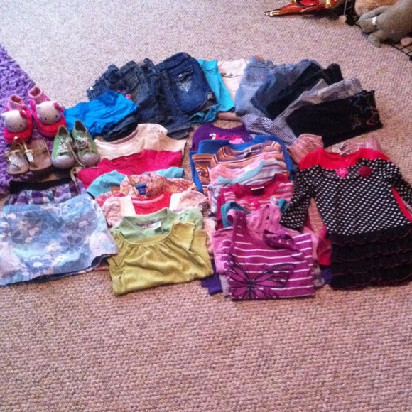 Huge lot of 4t, 5t, & small girls clothes.
