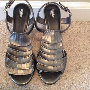 Super cute ruffle Wedges