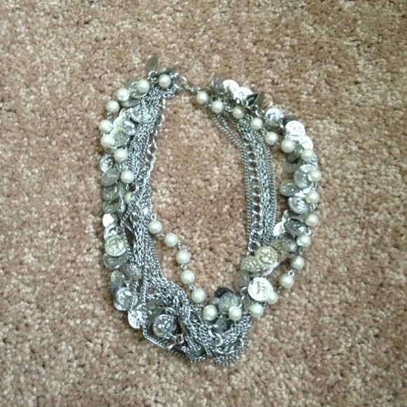 Accent necklace