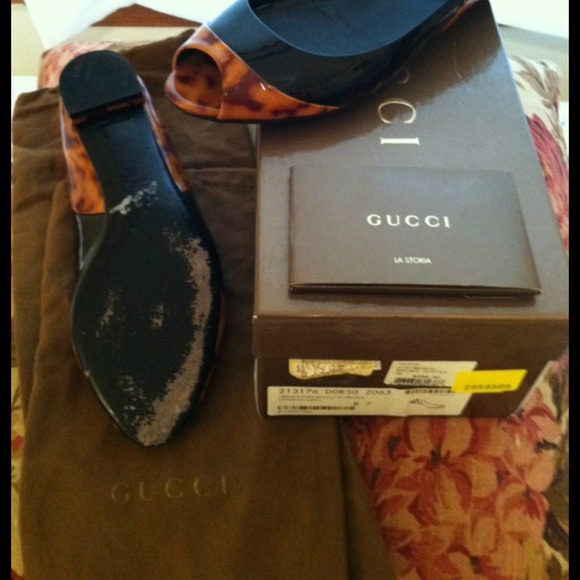 SOLD!!!!!! Authentic Gucci peep toe flats - Picture 2 of 2