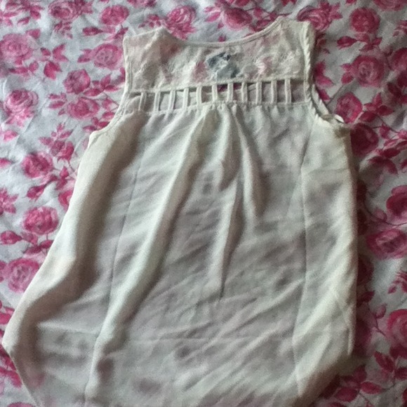 White top - Picture 2 of 2