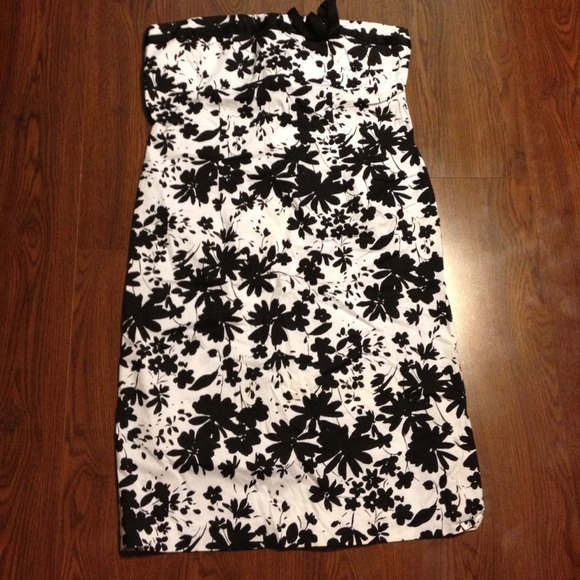 Strapless dress in black and white print