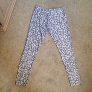 Super cute grey silky cheetah leggings!