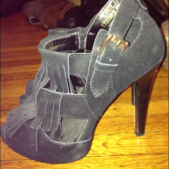 Suede fringe open toe shoes size 6
