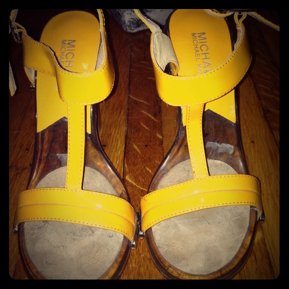 Michael kors sandals size 6