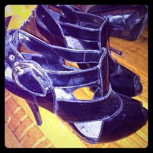 Bcbg patent leather shoes size 6