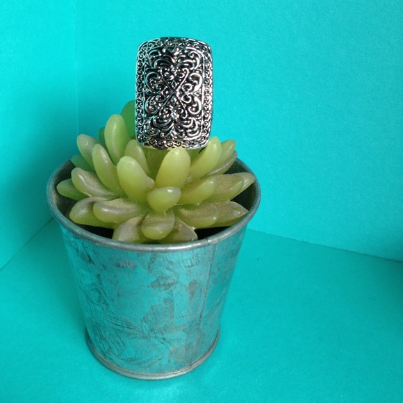 💍SOLD💍Silver ring w/ gorgeous detail💍