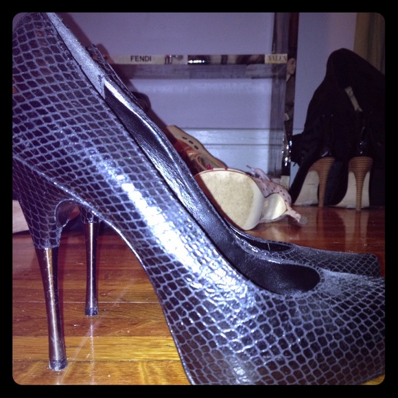 Aldo snake skin black pumps size 6