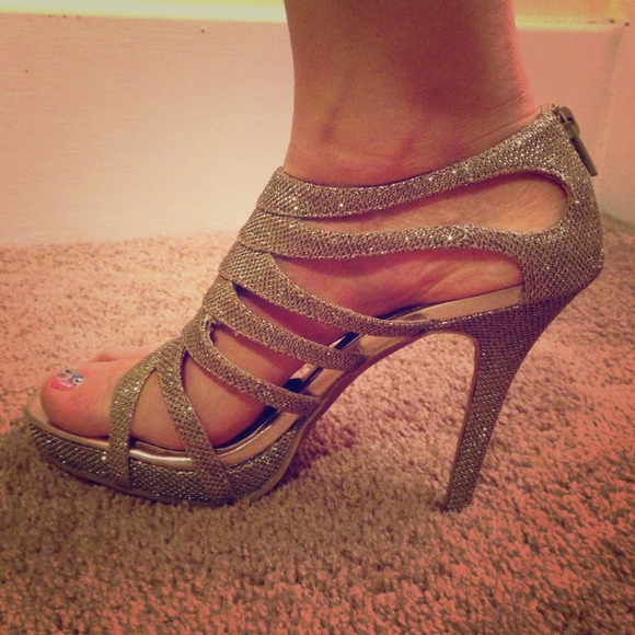 Hold for allygiselle Chinese Laundry gold heels