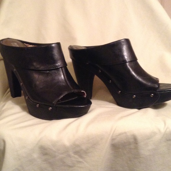 💖JUST REDUCED💘👉Black peep toe clogs