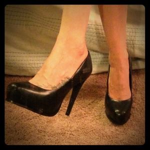 **Reduced**Simply Vera Wang black pumps