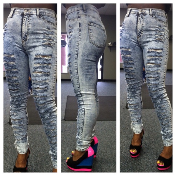 High waist torn jeans