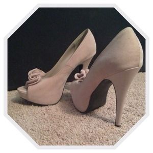 Light mauve colored platform pumps Light mauve colored platform pumps