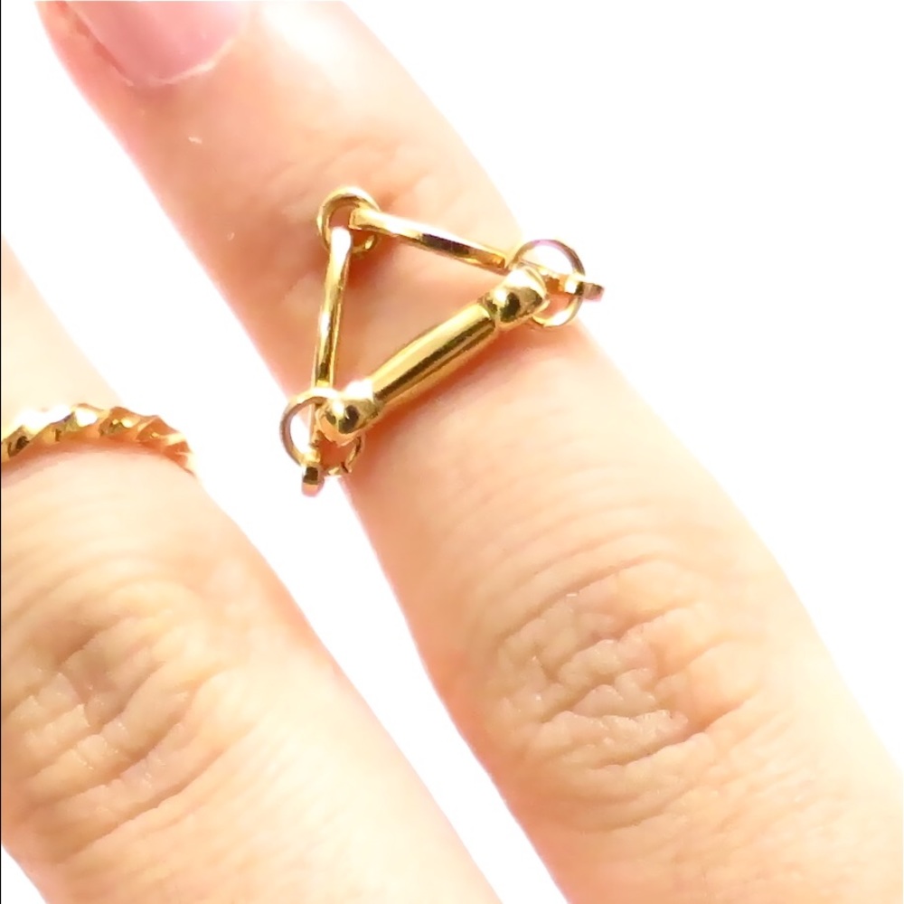 Edgy midi ring comes with pouch.