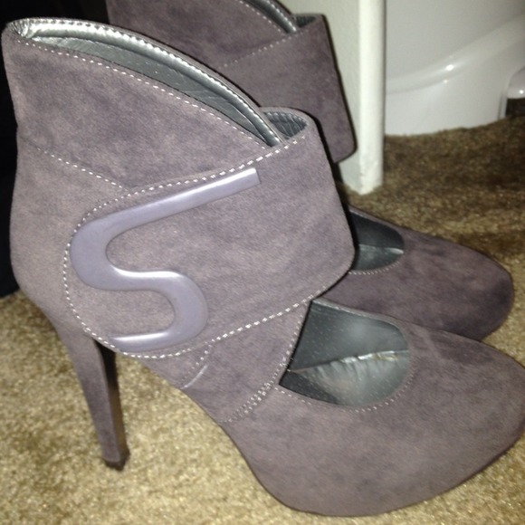 Shiek gray pumps