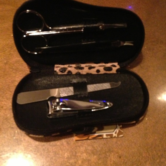 Manicure Compact - Picture 2 of 2