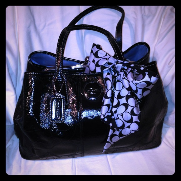 Coach Handbags - PRICE MARK DOWN FROM 189 to $140 COACH Blk handbag