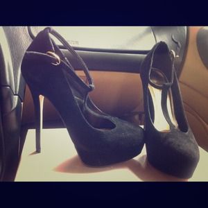 Black pumps with cute strap