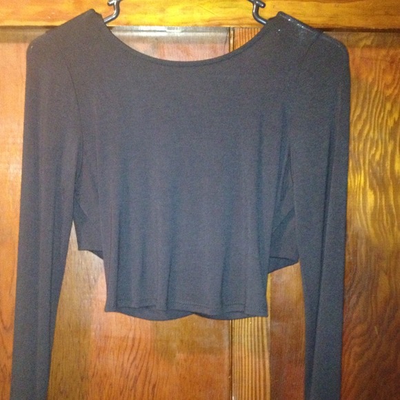 🚫Traded🚫Black crop shirt with cross open back