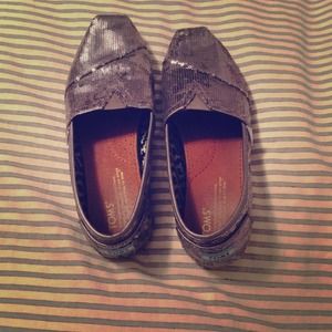 Used sequin Toms