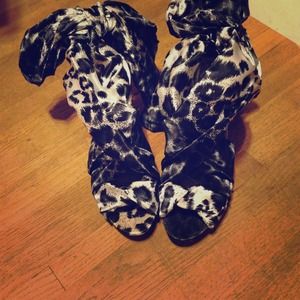 👠Anne Michelle Snow Leopard Ankle Wrap Heels👠