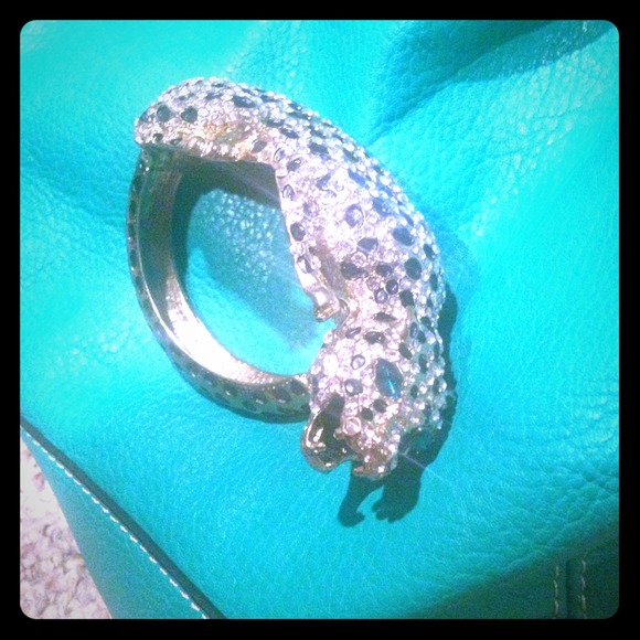 Leapard rhinestone bangle bracelet 😍😍😍
