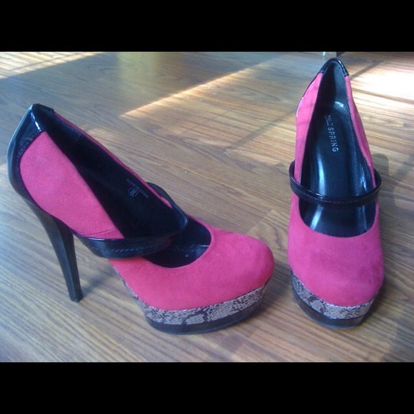 SOLD Fuschia Platform Mary Jane pumps - Picture 2 of 3