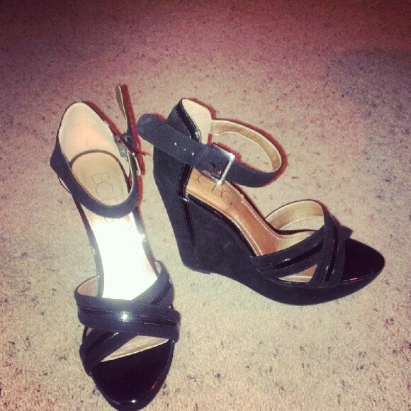 BCBG WEDGE HEALS !!!