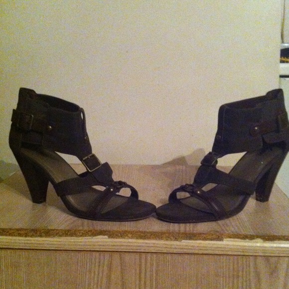 Very nice brown heels!! Suede feeling,NICE