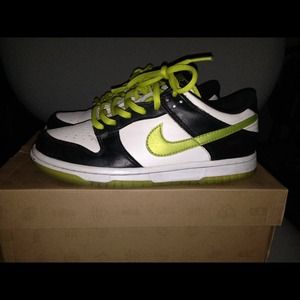 Size 3.5 Glow Nike Dunk Low👟🎀