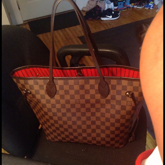 Louie Vuittion (authentic) MM Damier
