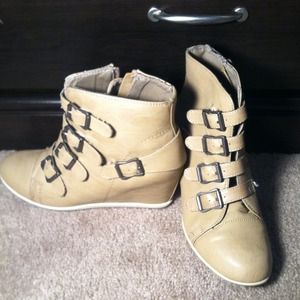 Sneaker wedge heel