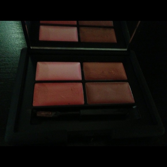 Lip pallet