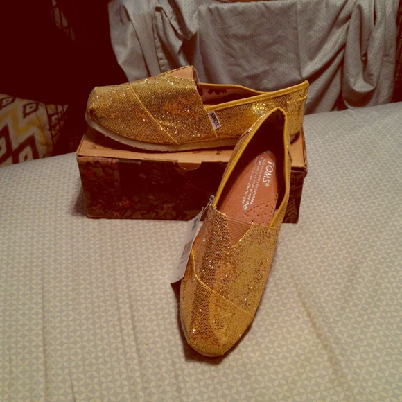 BUNDLED! Brand new gold toms!