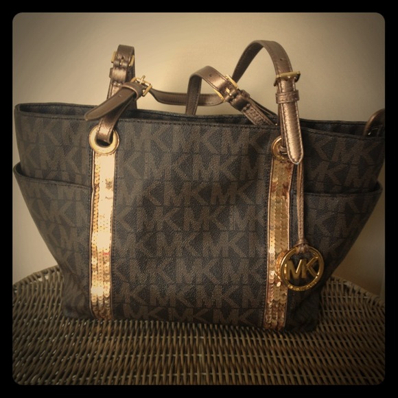 *ACCEPTING OFFERS* Authentic Michael Kors bag!