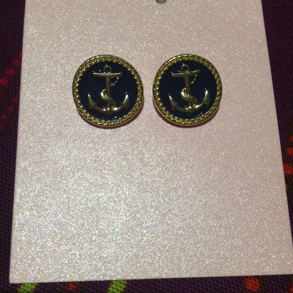 Anchor stud earrings