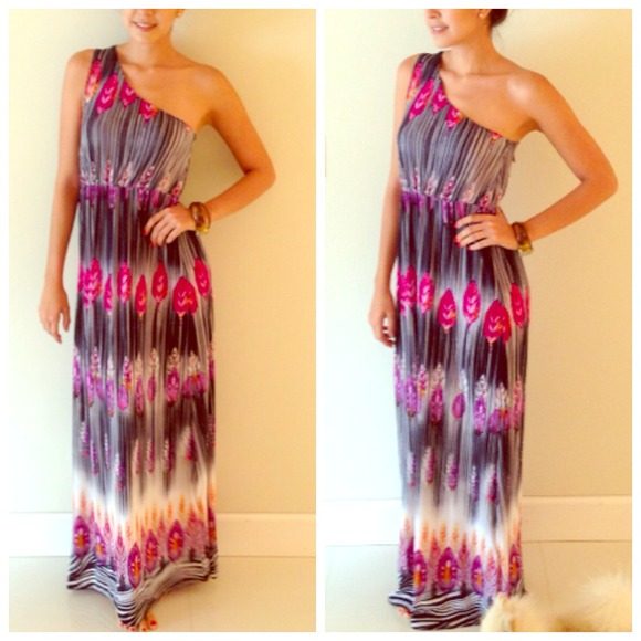 SOLDinBUNDLEMulti Feather Print  Maxi Dress