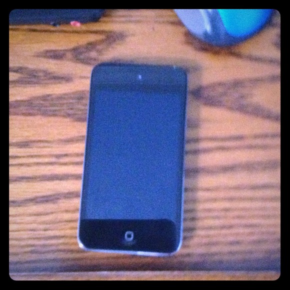 iPod Touch 4G 8GB. On sale until 6/21 - Picture 1 of 1